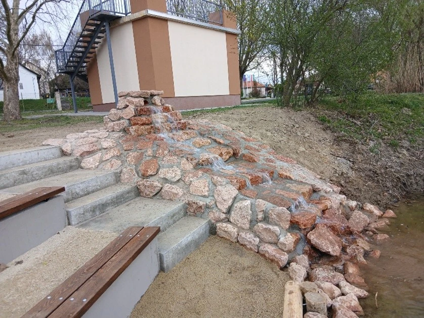 Új közösségi „talákozópont” épül Szigetbecsén a Balassi téri tó partján