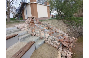 Új közösségi „talákozópont” épül Szigetbecsén a Balassi téri tó partján