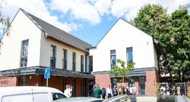 Újabb mérföldkő Dunakeszi egészségügyi fejlesztéseiben: megnyílt az új egészségház a Fő úton