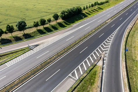Befejeződtek a munkák az M1-es biatorbágyi felhajtóján, elkészült a bővítés első eleme