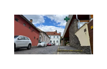 Akadálymentesen lesz megközelíthető a Szent Endre Gyógyszertár – járdafelújítás kezdődik a Kanonok utcában Szentendrén