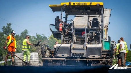 M1 biatorbágyi szakasz: a hőségben is folytatódik a 160-180 fokos aszfalt terítése a Torbágyi úton