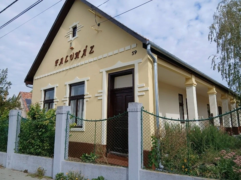 Régi fényében pompázik a Faluház Szigetbecsén