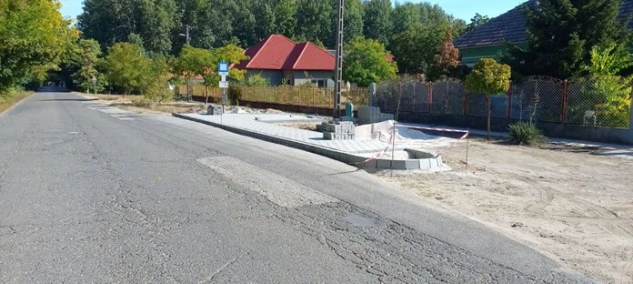 Építik a buszmagállókat Bugyin