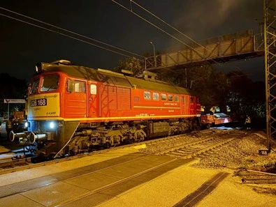 Közel 880 tonna zúzott követ mozgatnak meg a Budaörsöt érintő 1-es vasútvonalon – 600 méteren javul a pálya állapota