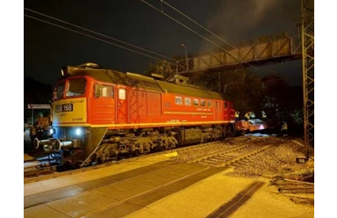 Közel 880 tonna zúzott követ mozgatnak meg a Budaörsöt érintő 1-es vasútvonalon – 600 méteren javul a pálya állapota