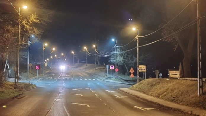 Már jobban észrevehetőek a gyalogosok Zebegényben – közvilágítást korszerűsítettek