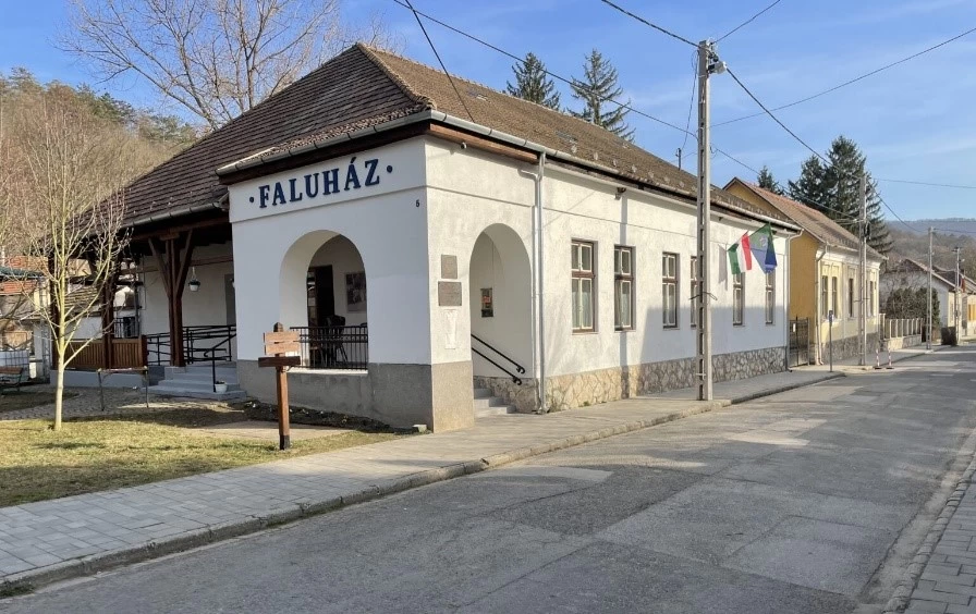 Faluház nyílt Zebegényben – Rákos Sándor nevét vette fel a könyvtár