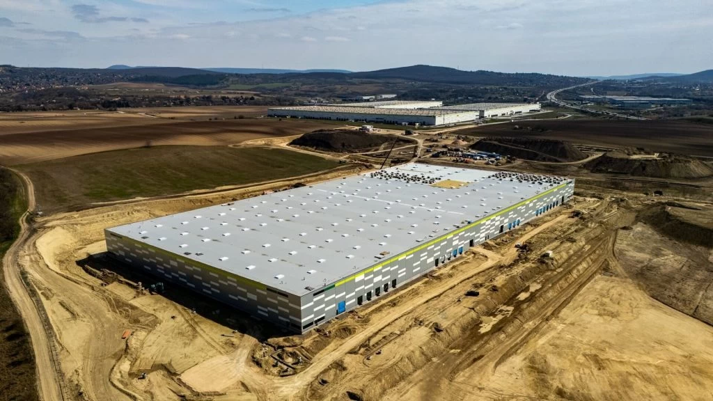 Fót, Páty: új raktárcsarnok épül