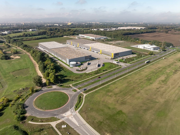 Új csarnokkal bővült az M3-as és M0-s találkozásánál fekvő ipari-logisztikai park