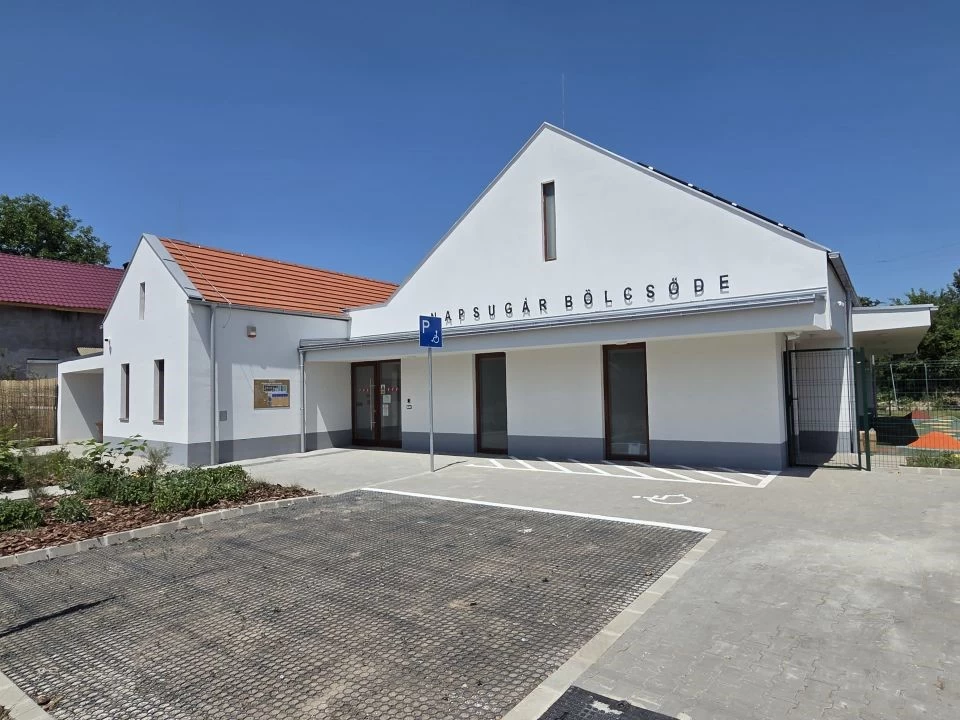 Átadták a Jókai utcai bölcsődét - Ecser