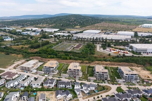 Három párhuzamos építkezés zajlik Biatorbágyon Leier termékekkel