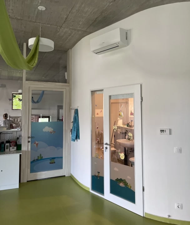 Nagykovácsiban klímákat szereltek fel a Lenvirág Bölcsődébe