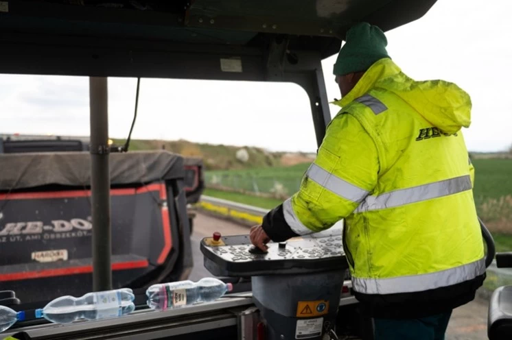 Útfelújítással és új vízelvezetők építésével fejlődik a Pest vármegyei település
