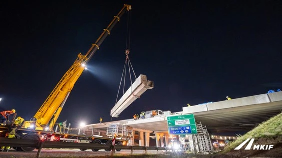 Újabb szintet lépett az M1-es autópálya bővítése - Három darabban emelték ki a 90 tonnás hídgerendát az M1-esen Pátynál
