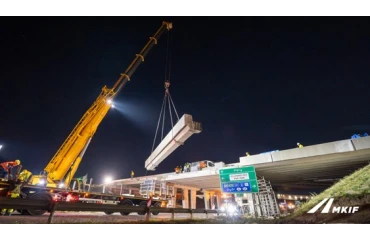 Újabb szintet lépett az M1-es autópálya bővítése - Három darabban emelték ki a 90 tonnás hídgerendát az M1-esen Pátynál