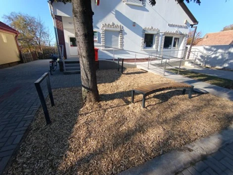 Péterin megújult a tér a posta és a gyógyszertár előtt