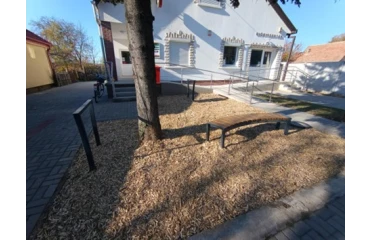 Péterin megújult a tér a posta és a gyógyszertár előtt