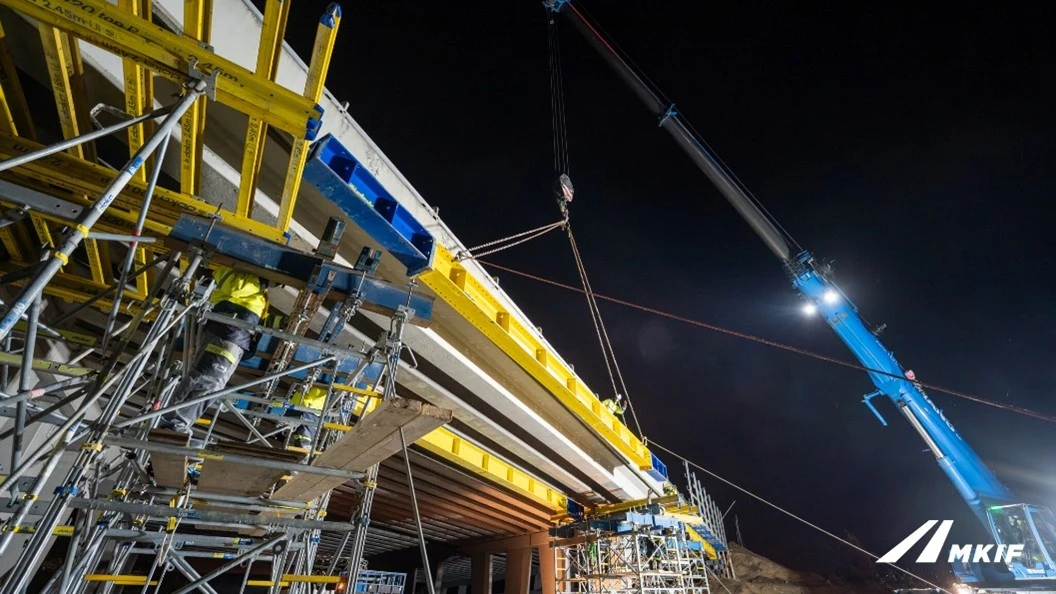 Éjszaka, erős szélben építettek nehézállványt híd alá az M1-esnél Biatorbágynál