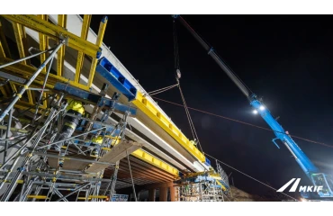 Éjszaka, erős szélben építettek nehézállványt híd alá az M1-esnél Biatorbágynál