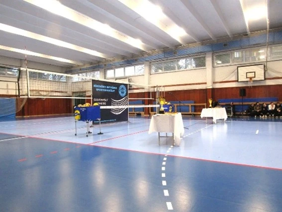 Felújítás után szalagátvágó ünnepség Vácon a Király Endre iskola tornatermében