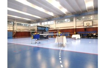 Felújítás után szalagátvágó ünnepség Vácon a Király Endre iskola tornatermében