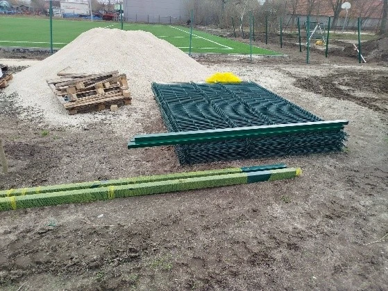 Műfüves pálya tovább szépül Bugyin