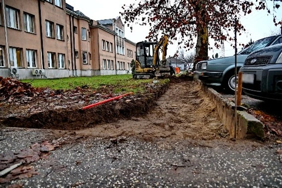Új járda épül a nagykőrösi Kórházhoz