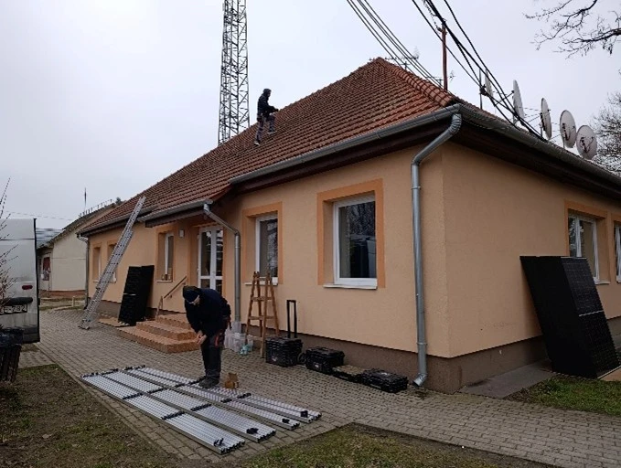 Kőröstetétlenben elkezdődött a művelődési ház energiatárolós napelem rendszerének kiépítése