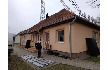 Kőröstetétlenben elkezdődött a művelődési ház energiatárolós napelem rendszerének kiépítése