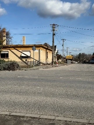 Megkezdődött a Postával szembeni épület bontása Újhartyánban