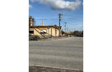 Megkezdődött a Postával szembeni épület bontása Újhartyánban