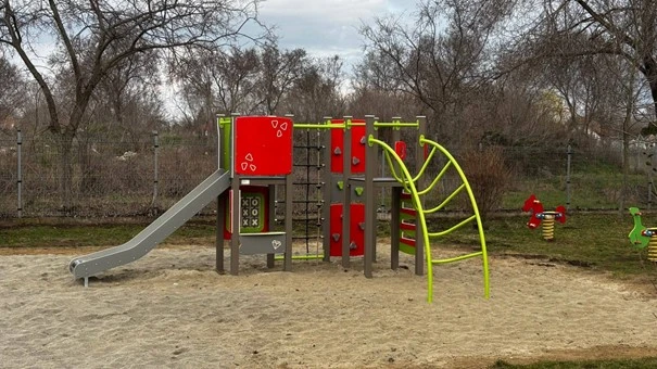 Új játékelem került a tóalmási játszótérre