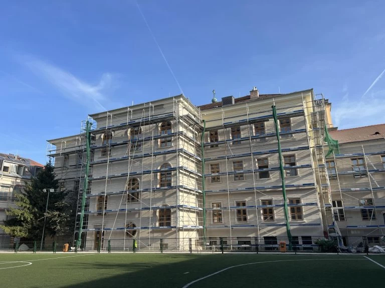 Megújul a váci piarista gimnázium homlokzata