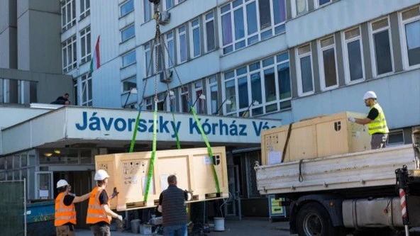 Gyorsabb diagnózis, rövidebb várakozás – Megérkezett az új CT a váci kórházba