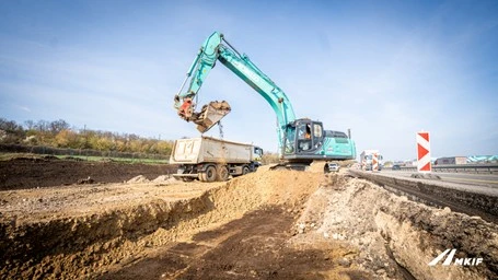 Látványos szakaszba ért az M1-es bővítése: Biatorbágynál már a végleges pályatest épül